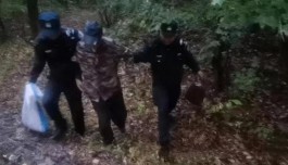 老人风雨夜山林走失 33 小时，民警拉网式搜寻将其解救